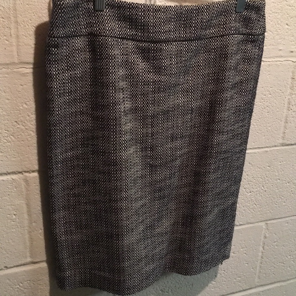 Loft size 8 black and white tweed pencil skirt.